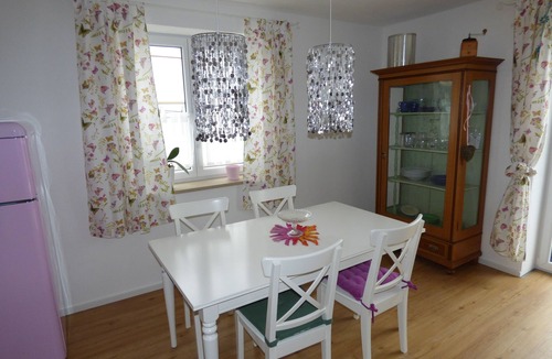 Poettmes Apartment | Rest and relaxation in the countryside in nostalgically decorated bedrooms