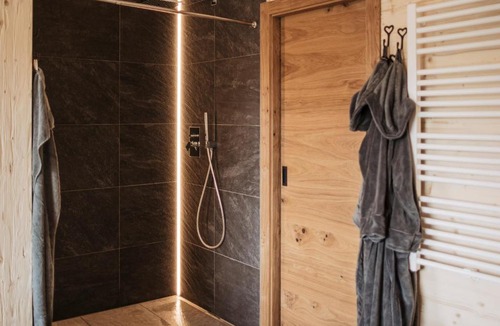 Vorra Apartment | Romantikchalet Vogelnest mit Whirlpool, Kamin, Balkon & Terrasse