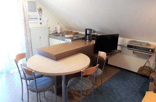 Steinwiesen Apartment | Romantische Mehrsternkomfortwohnung mit Balkon, voll ausgestattete Küchenzeile