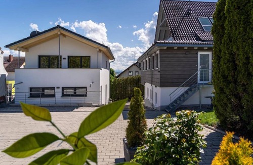 Hagnau Apartment | Room '102' with Shared Garden, Balcony and Wi-Fi