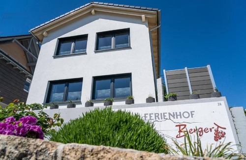 Hagnau Apartment | Room '206' with Shared Garden, Balcony and Wi-Fi