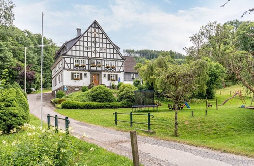 Kirchhundem Apartment | Room 'Double Room with Shower/WC' with Shared Terrace, Garden & Wi-Fi