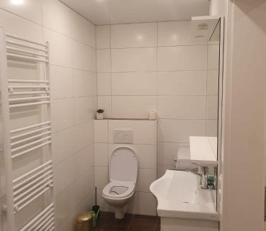 Altperlach Apartment | Ruhige 80 m2 Duplexwohnung mit Garten, 2 Bädern und Parkplatz nahe Innenstadt