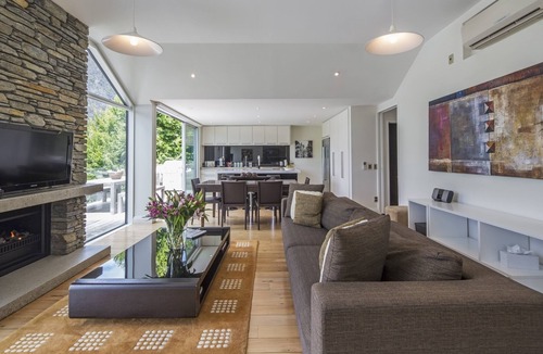 Arthur's Point House | Rustic 4-Bedroom Home in Arthurs Point