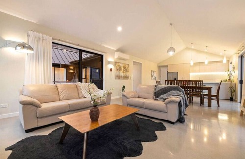 Jacks Point House | Scenic Mountainview Stay in Queenstown