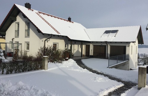 Haarbach Apartment | Schöne, 45qm große Erdgeschoss-FeWo mit 2 Zimmern inkl. Küche und separatem Bad/WC