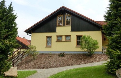 Neuscheidenbach House | Schöne Doppelhaushälfte mit Terrasse in Schirgiswalde