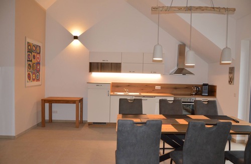Singen Apartment | Schöne Grosse Ferienwohnung 67qm mit Grossem Balkon, 2 Schlafzimmern 4 Pers