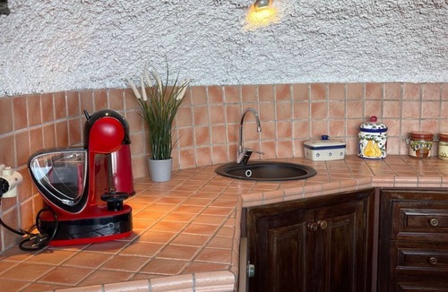 Macher House | Schlafen in einer vulkanischen Höhle by Interhome