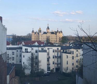 Schwerin Apartment | Schlosskönig - Modernes & zentrales Apartment mit Balkon und Arbeitsplatz