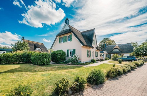 Ummanz House | Schwankes "Seeadler" Vacation Home - Thatched-roof House with Sauna & Fireplace on Rügen