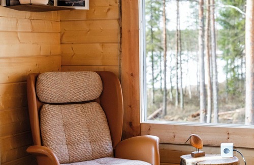 Rovaniemi Ski Chalet | Secluded Finnish Forest Cabin. Sauna Terrace Jacuzzi Retreat!