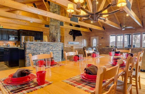 Hemp Cabin | SECLUDED-SPACIOUS-STUNNING MTN VIEWS-MASTER ON MAIN-POOL TABLE-ARCADE-FIRE PIT