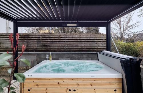 Dettingen-Wallhausen Apartment | seeglueck ROSENHOF - naturnah Wohnen im Holz100-Vollholzhaus mit Whirlpool und Garten
