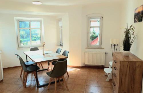Niederrathen Apartment | Seyfarthrooms - Ferienwohnung Zum Dorfladen Rathen - zentrale Lage mit direkter Anbindung an das Wanderwegenetz, moderne Inneneinrichtung