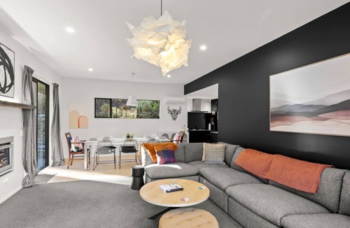 Arthur's Point House | Shotover View - Family friendly close to Coronet Peak