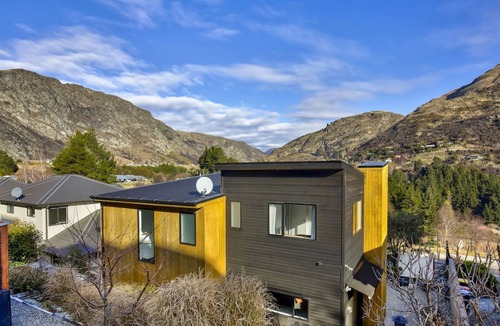Arthur's Point House | Shotover View - Family friendly close to Coronet Peak