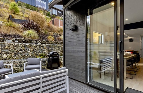 Arthur's Point House | Shotover View - Family friendly close to Coronet Peak
