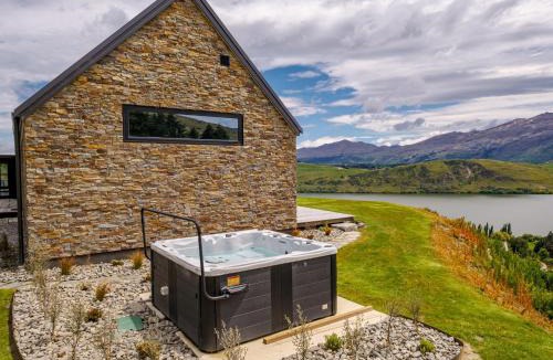 Lake Hayes House | Sicilian Luxury Retreat Main House and Loft