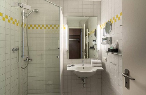 Roggenburg Apartment | Single room with shower and toilet