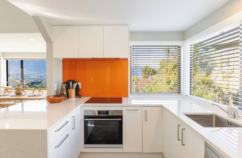 Fernhill House | Ski Chalet Vibe - Stunning Lake & Mountain Views!