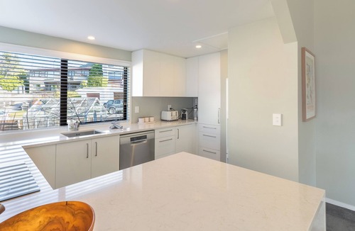 Fernhill House | Ski Chalet Vibe - Stunning Lake & Mountain Views!
