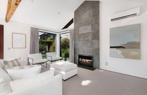 Jacks Point House | Skye Scape Luxury Retreat - Mountain Views