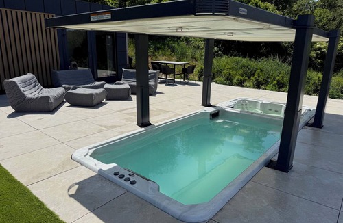 Stadtlauringen House | Spacious 4-bedroom house in at Ellertshäuser See with AC, Sauna, Pool, Whirlpool