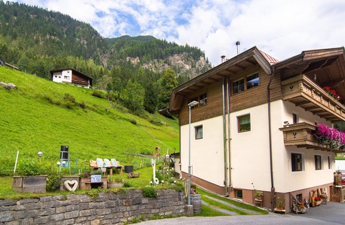 Jerzens Apartment | Spacious apartment near the Pitztal glacier