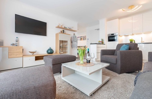 Boergerende-Rethwisch Apartment | Spacious Apartment with Balcony, Limited Sea View and Parking in Börgerende