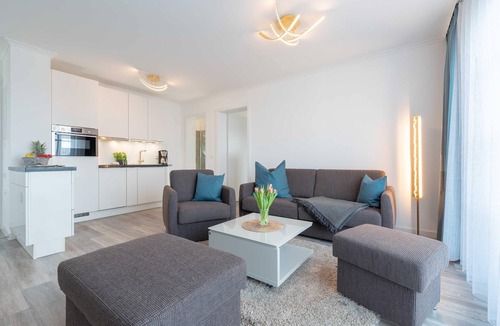 Boergerende-Rethwisch Apartment | Spacious Apartment with Balcony, Limited Sea View and Parking in Börgerende