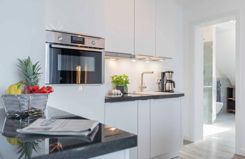 Boergerende-Rethwisch Apartment | Spacious Apartment with Balcony, Limited Sea View and Parking in Börgerende