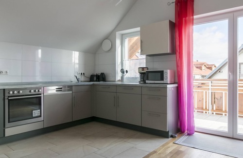 Andechs Apartment | Spacious apartment with balcony and elevator with mountain views