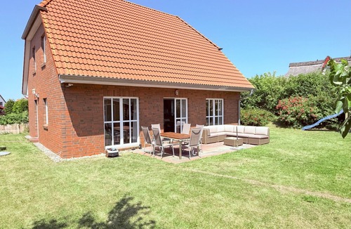 Rosenhagen House | Spacious, bright vacation home within walking distance of only 500m to the beach, with beautiful garden