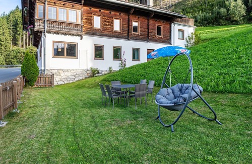 Hainzenberg Apartment | Spacious Family Room with Private Floor Bathroom