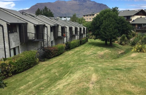 Fernhill House | SPACIOUS LAKE VIEW LUXURY SPA TOWNHOUSE WALK TO TOWN