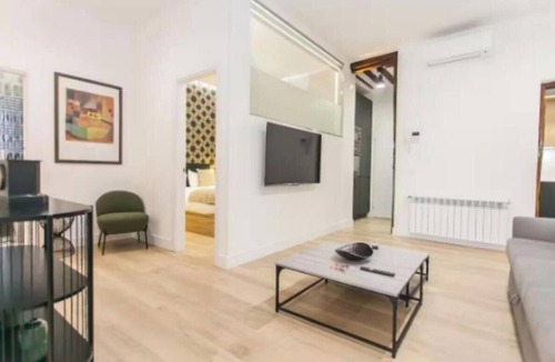 Embajadores Apartment | Spacious & Modern Apartment in the Heart of Madrid