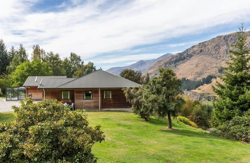 Arthur's Point House | Spacious Mountain View Home Close To Coronet Peak
