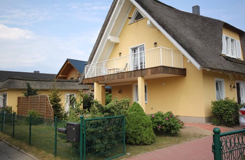Borgerende House | Spacious Thatched Holiday Home with Garden, Terrace and Balcony near the Beach