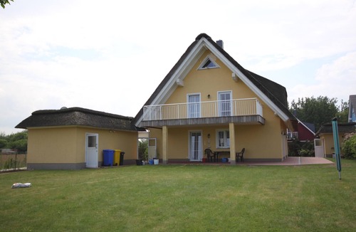 Borgerende House | Spacious Thatched Holiday Home with Garden, Terrace and Balcony near the Beach