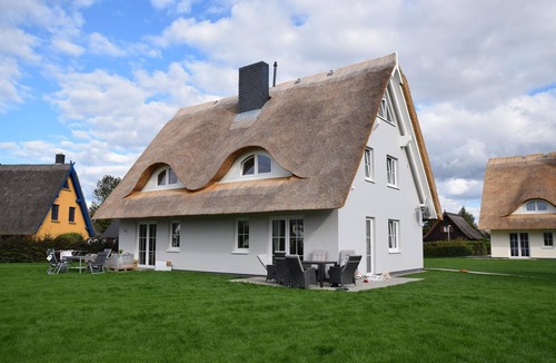 Borgerende House | Spacious Thatched Holiday Home with Terrace, Garden and Modern Amenities