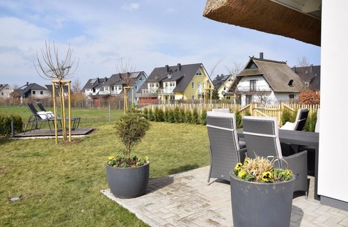 Borgerende House | Spacious Thatched Holiday Home with Terrace, Garden and Modern Amenities