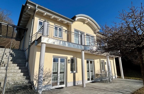 Perlesreut House | Spacious vacation home with views of the Alps, large balcony and terrace.
