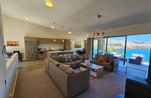 Frankton House | Spectacular Views & Comfort in Queenstown