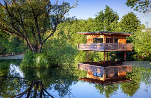 Buhlau House | Spektakuläres Tiny House im Teich mit Terrasse und Kamin