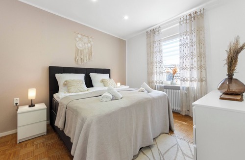 Aschaffenburg Apartment | Stay-COZY! City apartment with box-spring bed in the pedestrian zone incl. parking space