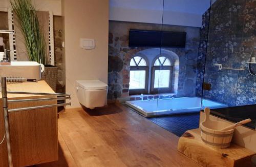 Buhlau Apartment | Stilvolles Wellnes-Refugium mit Privatsauna, Whirlwanne & Kamin im historischen Gut