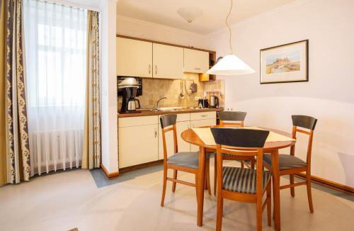 Binz Apartment | Strandvillen Binz - Ferienwohnung mit Meerblick, 1 Schlafzimmer und Balkon SV-752