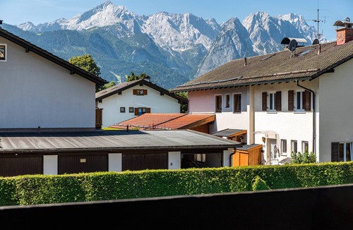 Sonnenbichl Apartment | Studio Apartment 'Ferienwohnung Stuiben Garmisch' with Mountain View, Shared Pool and Wi-Fi