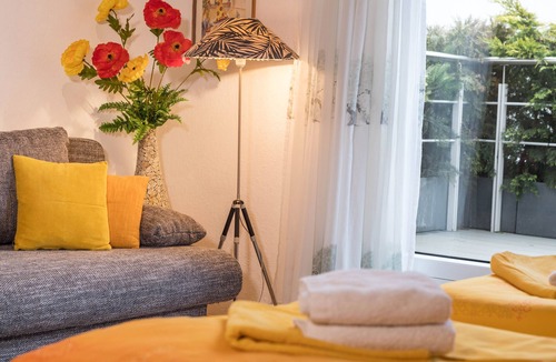 Meckenbeuren Apartment | Studio Apartment 'B + E Röck' with Private Balcony and Wi-Fi